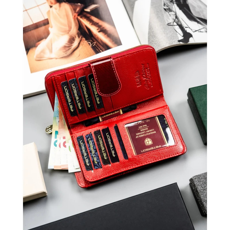 Pionowy portfel damski z lakierowanej skóry naturalnej w czerwonym kolorze - Peterson | Niua.pl