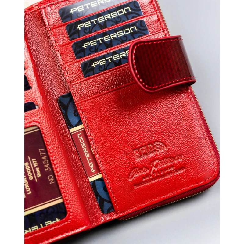 Pionowy portfel damski z lakierowanej skóry naturalnej w czerwonym kolorze - Peterson | Niua.pl