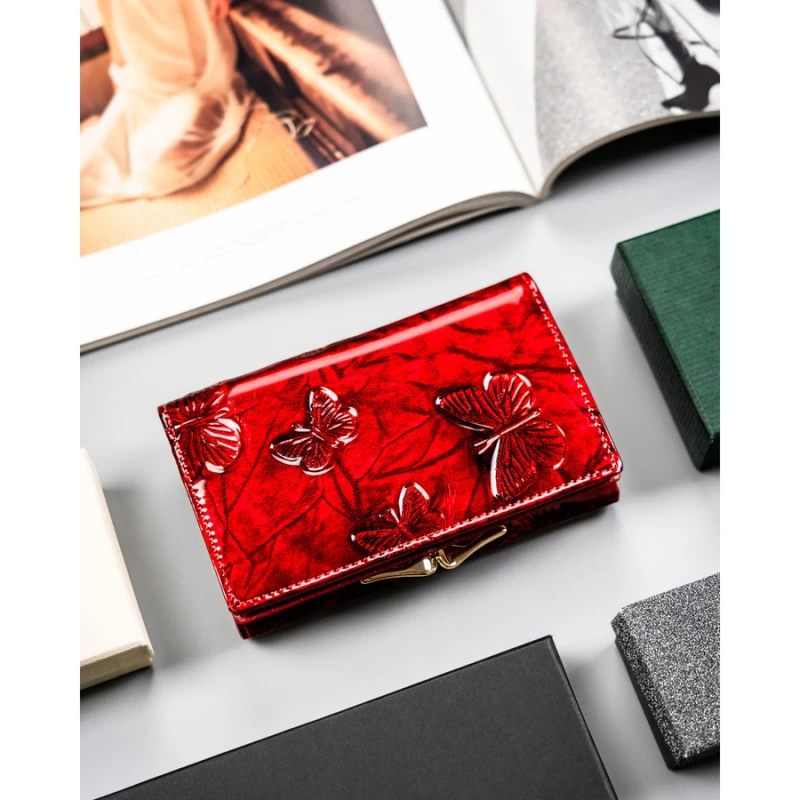Portfel damski ze skóry naturalnej w czerwonym kolorze, zamykany biglem i zatrzaskiem - Peterson | Niua.pl