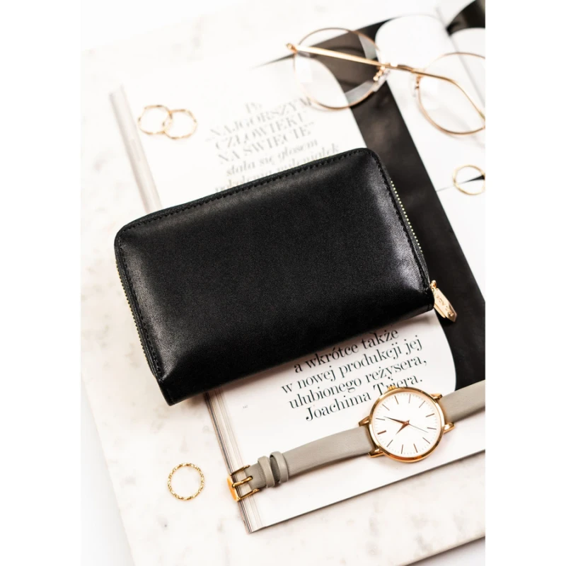 Średni portfel damski ze skóry ekologicznej w czarnym kolorze, model mieszczący dowód rejestracyjny - Rovicky  | Niua.pl