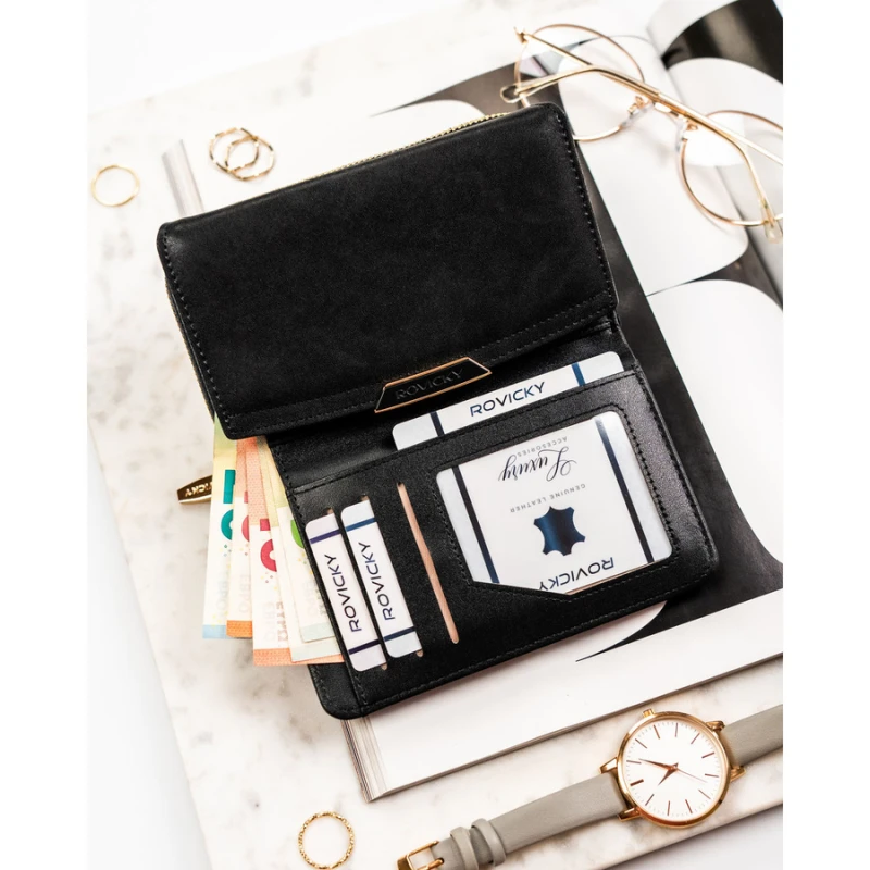 Średni portfel damski ze skóry ekologicznej w czarnym kolorze, model mieszczący dowód rejestracyjny - Rovicky  | Niua.pl