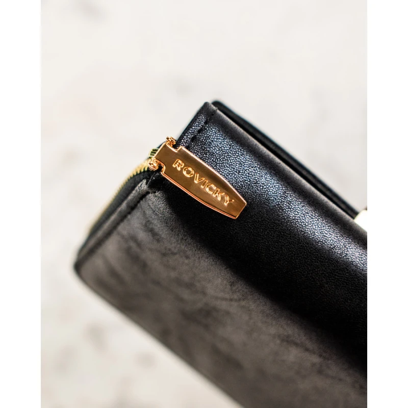 Średni portfel damski ze skóry ekologicznej w czarnym kolorze, model mieszczący dowód rejestracyjny - Rovicky  | Niua.pl