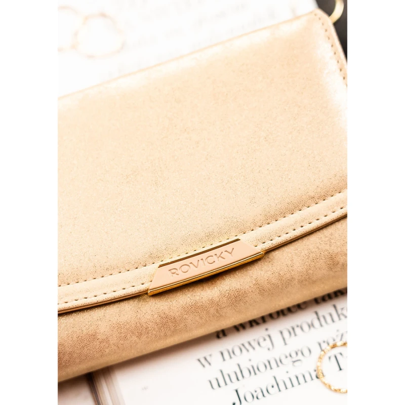 Beżowy, poziomy portfel damski ze skóry ekologicznej zamykany na zatrzask - Rovicky | Niua.pl