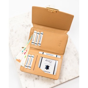 Beżowy, poziomy portfel damski ze skóry ekologicznej zamykany na zatrzask - Rovicky | Niua.pl