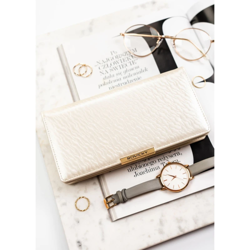 Duży portfel damski ze skóry ekologicznej w kolorze ecru, zamykany na zatrzask - | Niua.pl