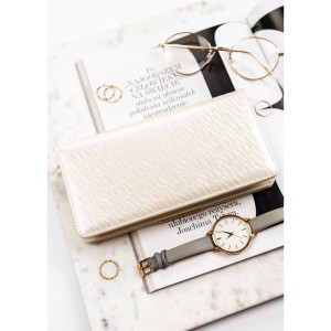 Duży portfel damski ze skóry ekologicznej w kolorze ecru, zamykany na zatrzask - | Niua.pl