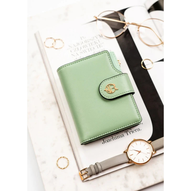 Pionowy portfel damski ze skóry ekologicznej w zielonym kolorze, zamykany na zatrzask i suwak - Rovicky | Niua.pl