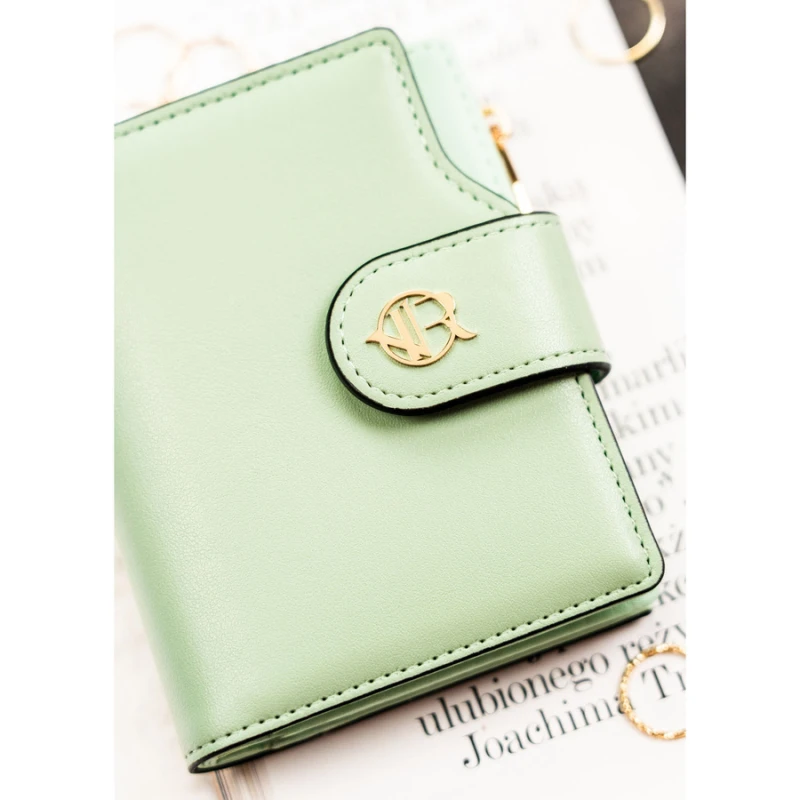 Pionowy portfel damski ze skóry ekologicznej w zielonym kolorze, zamykany na zatrzask i suwak - Rovicky | Niua.pl