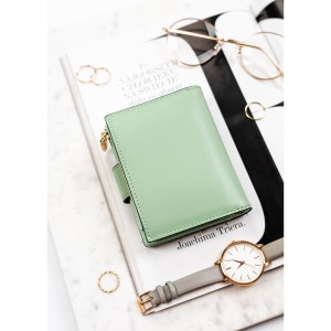 Pionowy portfel damski ze skóry ekologicznej w zielonym kolorze, zamykany na zatrzask i suwak - Rovicky | Niua.pl