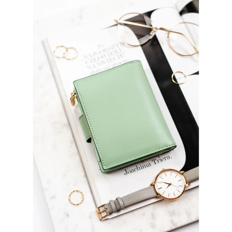 Pionowy portfel damski ze skóry ekologicznej w zielonym kolorze, zamykany na zatrzask i suwak - Rovicky | Niua.pl