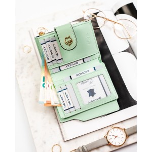 Pionowy portfel damski ze skóry ekologicznej w zielonym kolorze, zamykany na zatrzask i suwak - Rovicky | Niua.pl