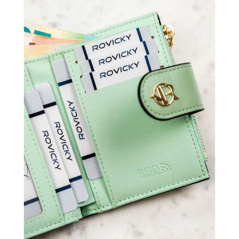 Pionowy portfel damski ze skóry ekologicznej w zielonym kolorze, zamykany na zatrzask i suwak - Rovicky | Niua.pl