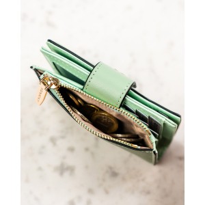 Pionowy portfel damski ze skóry ekologicznej w zielonym kolorze, zamykany na zatrzask i suwak - Rovicky | Niua.pl