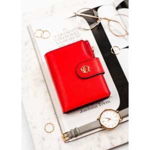 Pionowy portfel damski ze skóry ekologicznej w czerwonym kolorze, zamykany na zatrzask i suwak - Rovicky | Niua.pl