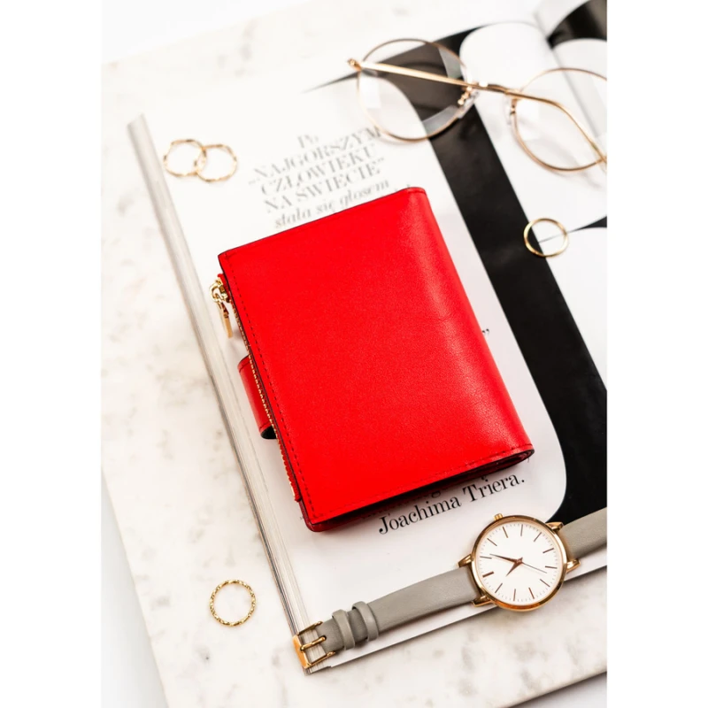 Pionowy portfel damski ze skóry ekologicznej w czerwonym kolorze, zamykany na zatrzask i suwak - Rovicky | Niua.pl