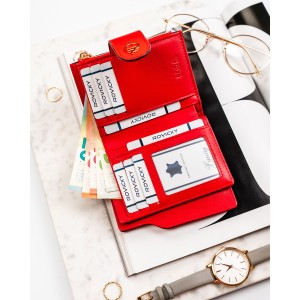 Pionowy portfel damski ze skóry ekologicznej w czerwonym kolorze, zamykany na zatrzask i suwak - Rovicky | Niua.pl