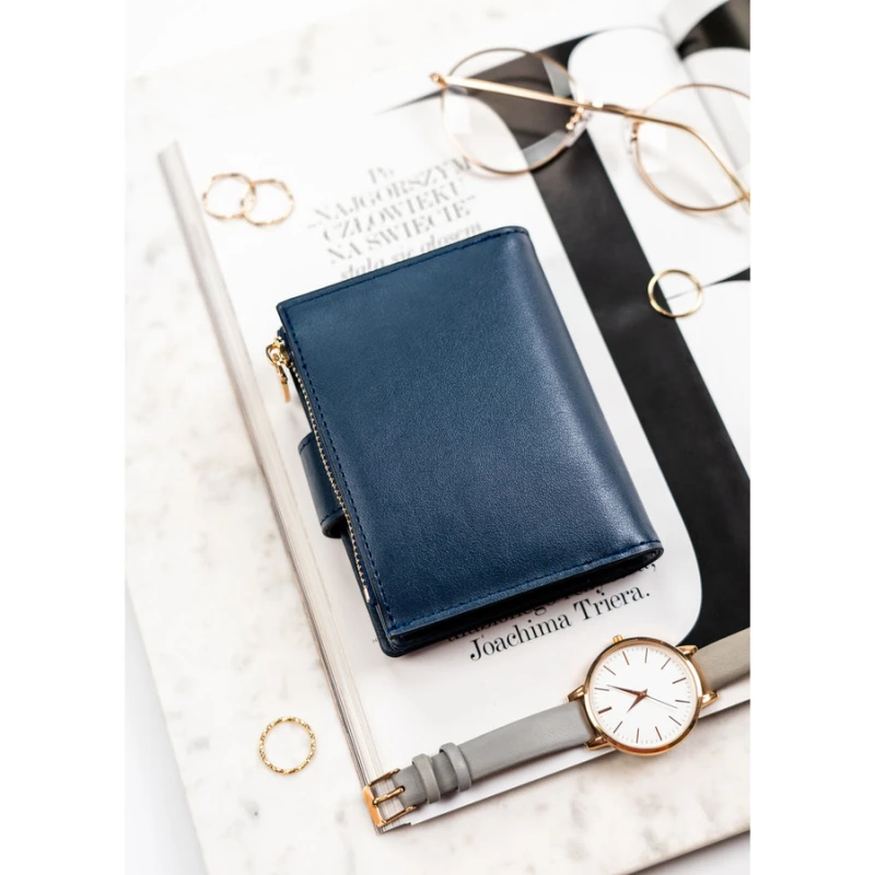 Granatowy portfel damski ze skóry ekologicznej zamykany na zatrzask i suwak - Rovicky | Niua.pl