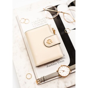 Beżowy portfel damski ze skóry ekologicznej zamykany na zatrzask i suwak - Rovicky | Niua.pl