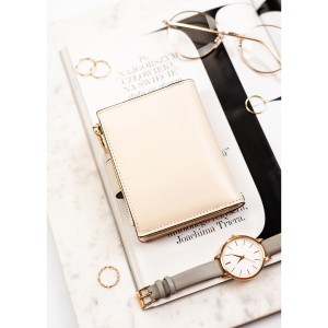 Beżowy portfel damski ze skóry ekologicznej zamykany na zatrzask i suwak - Rovicky | Niua.pl