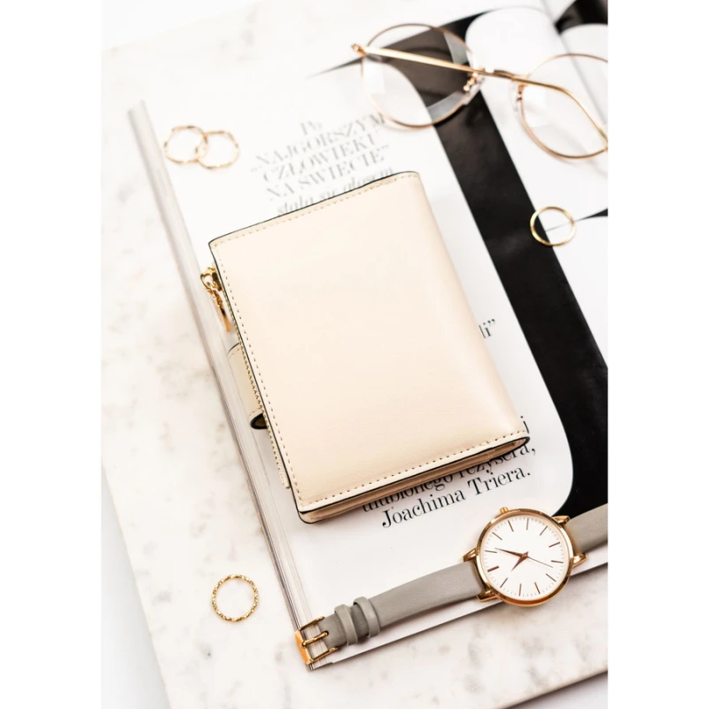 Beżowy portfel damski ze skóry ekologicznej zamykany na zatrzask i suwak - Rovicky | Niua.pl