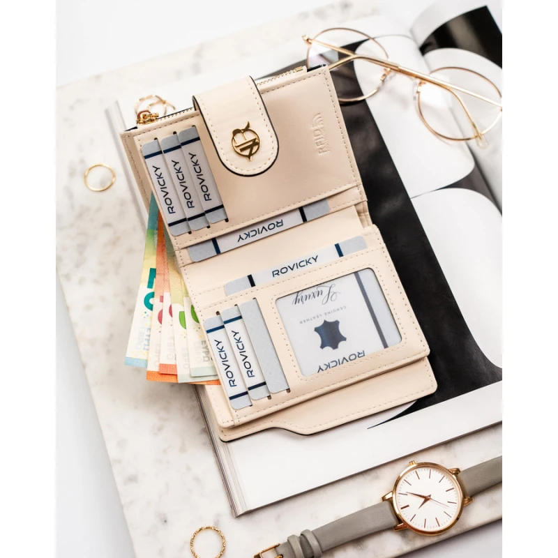 Beżowy portfel damski ze skóry ekologicznej zamykany na zatrzask i suwak - Rovicky | Niua.pl
