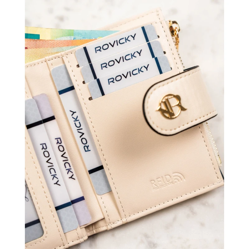 Beżowy portfel damski ze skóry ekologicznej zamykany na zatrzask i suwak - Rovicky | Niua.pl