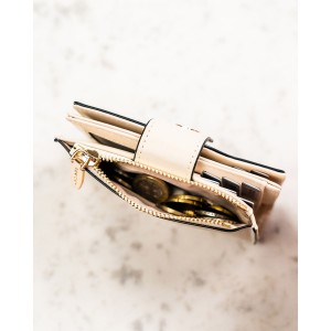 Beżowy portfel damski ze skóry ekologicznej zamykany na zatrzask i suwak - Rovicky | Niua.pl