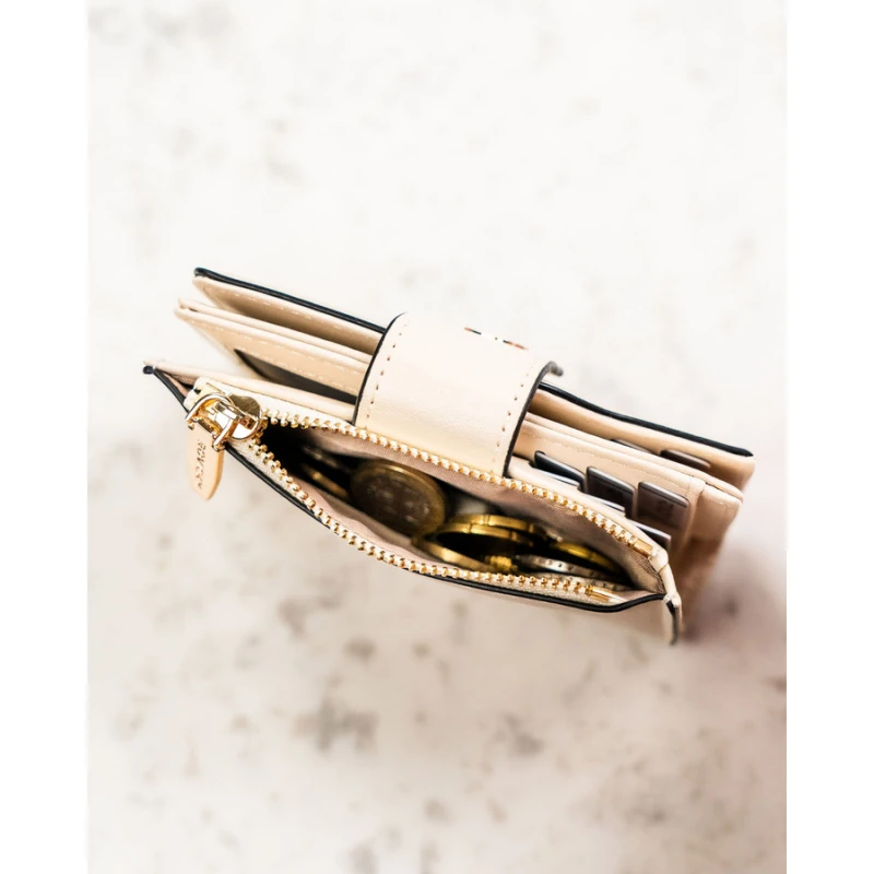 Beżowy portfel damski ze skóry ekologicznej zamykany na zatrzask i suwak - Rovicky | Niua.pl