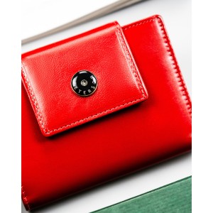 Portfel damski ze skóry naturalnej w czerwonym kolorze zamykany zatrzaskiem - Peterson | Niua.pl