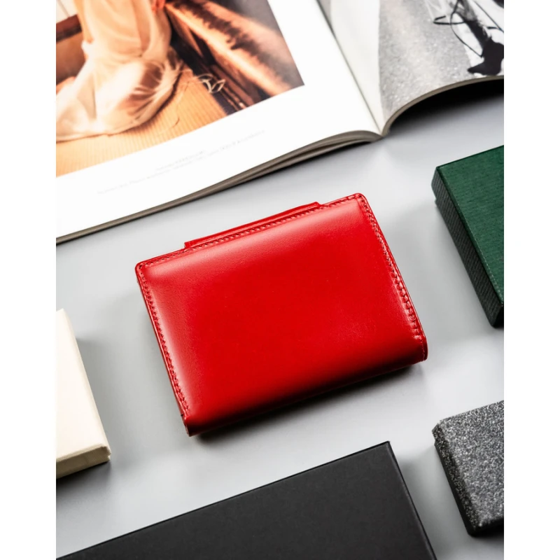 Portfel damski ze skóry naturalnej w czerwonym kolorze zamykany zatrzaskiem - Peterson | Niua.pl