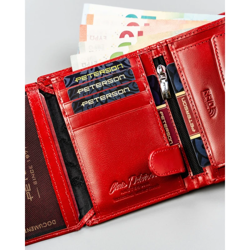 Portfel damski ze skóry naturalnej w czerwonym kolorze zamykany zatrzaskiem - Peterson | Niua.pl