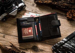 Skórzany portfel męski z zapięciem - Peterson | Niua.pl