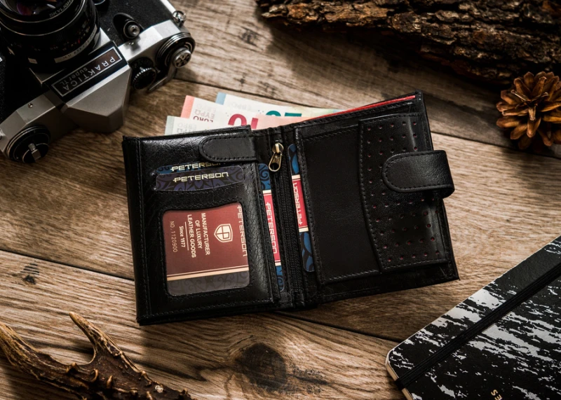 Skórzany portfel męski z zapięciem - Peterson | Niua.pl