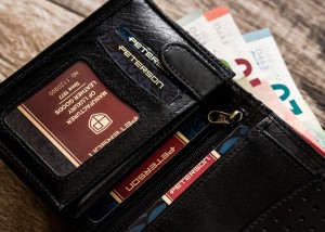 Skórzany portfel męski z zapięciem - Peterson | Niua.pl