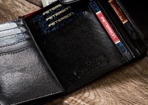 Skórzany portfel męski z zapięciem - Peterson | Niua.pl