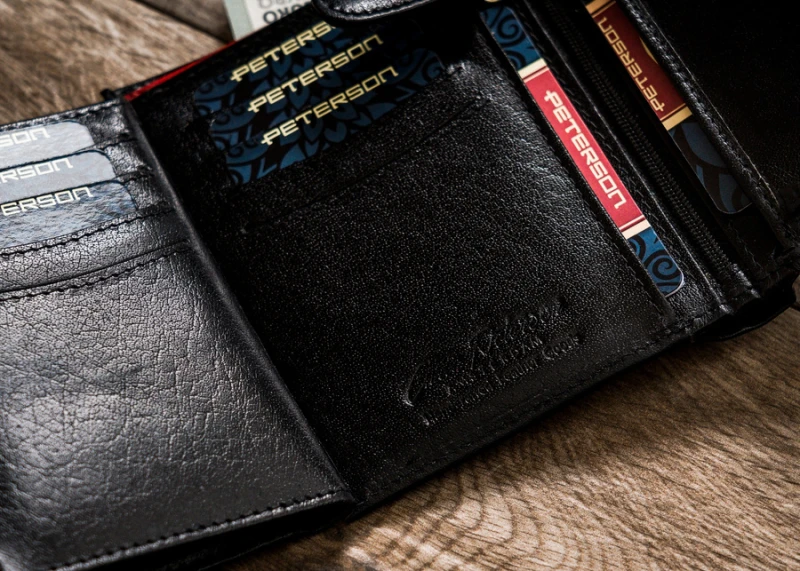 Skórzany portfel męski z zapięciem - Peterson | Niua.pl