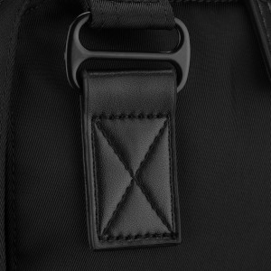 Czarny, duży plecak damski wykonany z poliestru i skóry ekologicznej, zamykany suwakiem - Peterson | Niua.pl