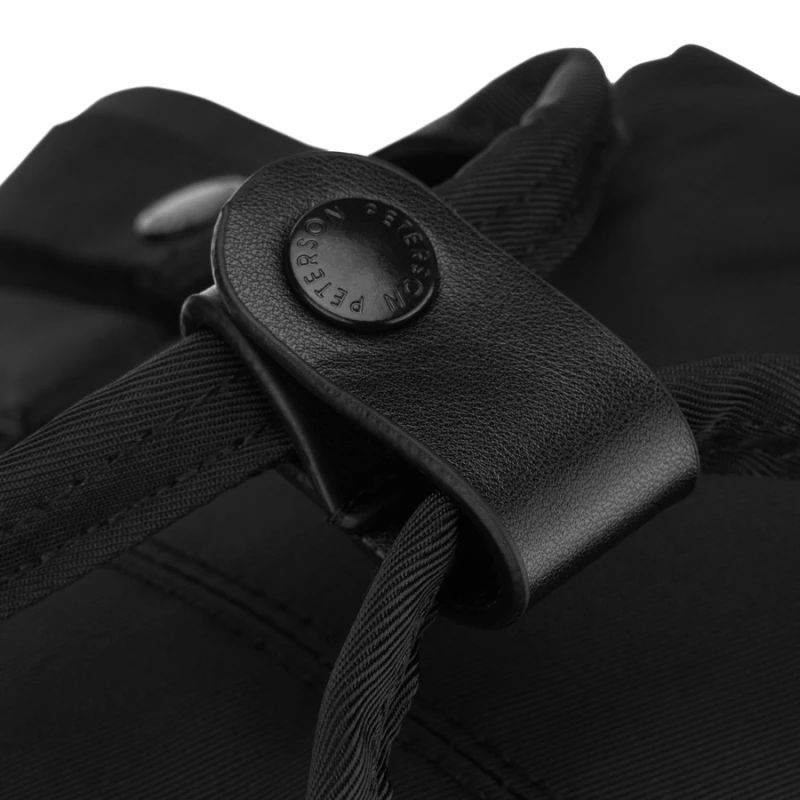 Czarny, duży plecak damski wykonany z poliestru i skóry ekologicznej, zamykany suwakiem - Peterson | Niua.pl