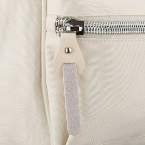 Plecak damski z poliestru w kolorze ecru z miejscem na laptopa i portem USB - Peterson | Niua.pl