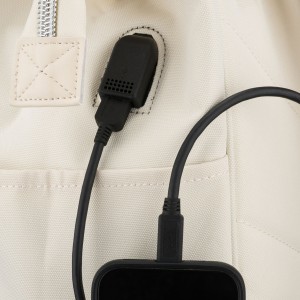 Plecak damski z poliestru w kolorze ecru z miejscem na laptopa i portem USB - Peterson | Niua.pl