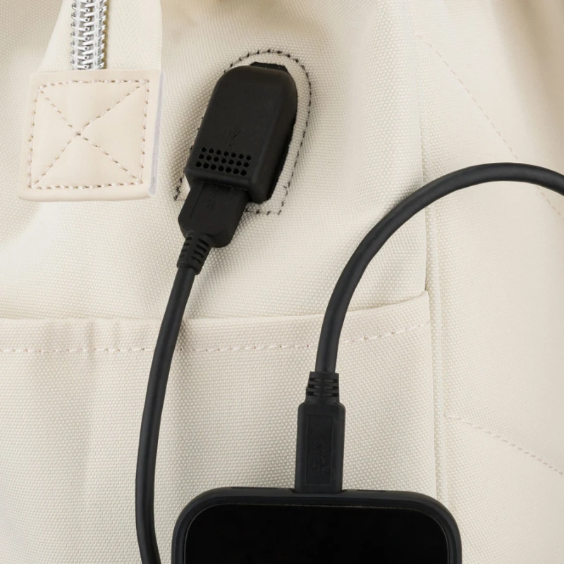 Plecak damski z poliestru w kolorze ecru z miejscem na laptopa i portem USB - Peterson | Niua.pl