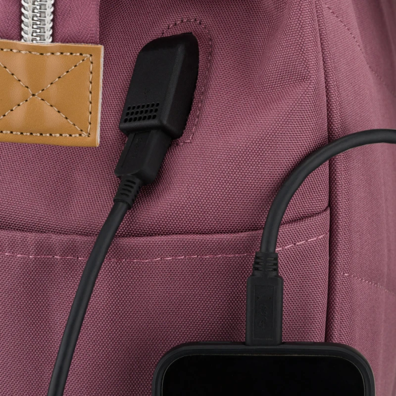 Fioletowy plecak damski z poliestru z miejscem na laptopa i portem USB - Peterson | Niua.pl