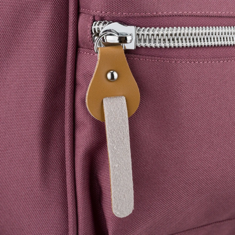 Fioletowy plecak damski z poliestru z miejscem na laptopa i portem USB - Peterson | Niua.pl