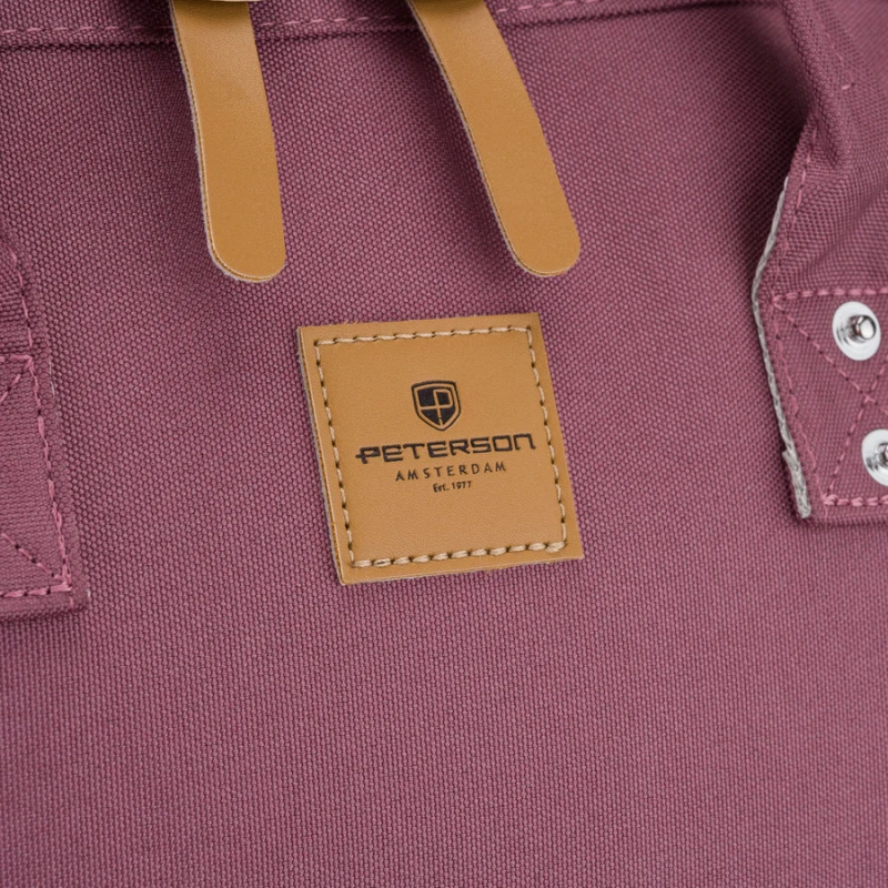 Fioletowy plecak damski z poliestru z miejscem na laptopa i portem USB - Peterson | Niua.pl