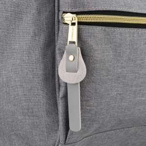 Plecak damski z poliestru w szarym kolorze zamykany bezpiecznym suwakiem - Peterson | Niua.pl