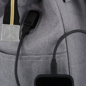 Plecak damski z poliestru w szarym kolorze zamykany bezpiecznym suwakiem - Peterson | Niua.pl