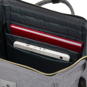 Plecak damski z poliestru w szarym kolorze zamykany bezpiecznym suwakiem - Peterson | Niua.pl