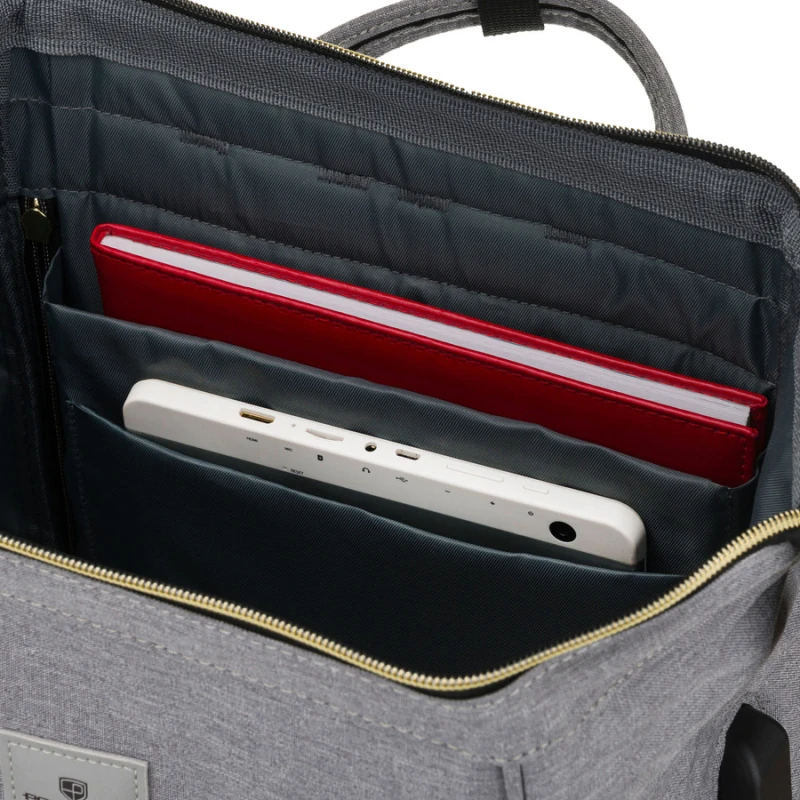 Plecak damski z poliestru w szarym kolorze zamykany bezpiecznym suwakiem - Peterson | Niua.pl