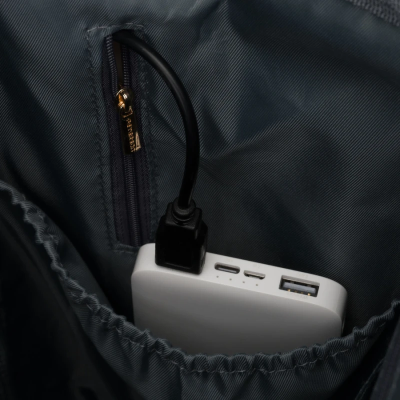 Zielony plecak damski z poliestru z miejscem na laptopa, zawieszony na regulowanych szelkach - Peterson | Niua.pl