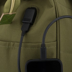 Zielony plecak damski z poliestru z miejscem na laptopa, zawieszony na regulowanych szelkach - Peterson | Niua.pl